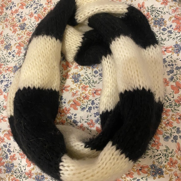Black and white infinity scarf. Easy to put on - Picture 2 of 3